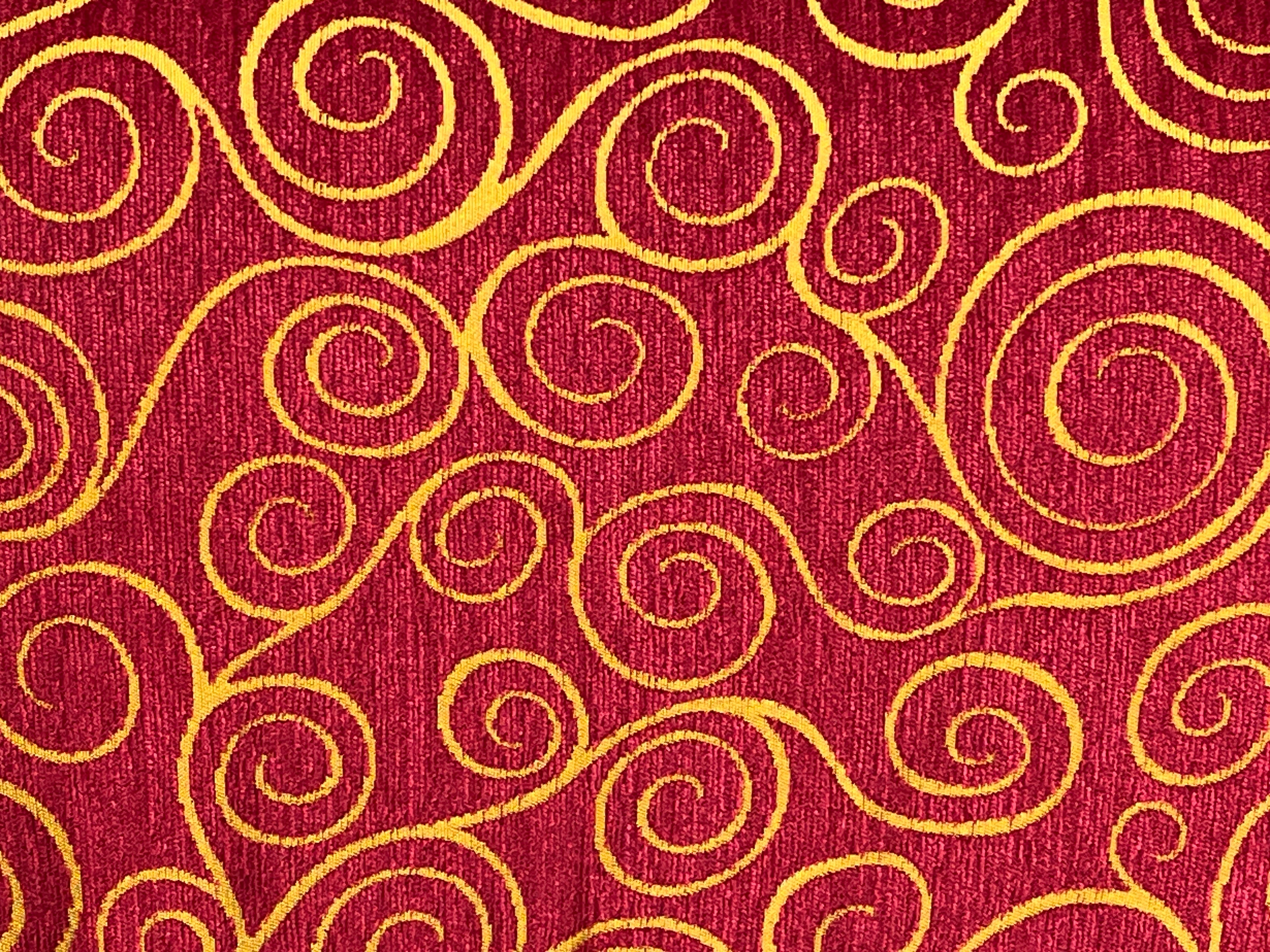 Roter Bezugsstoff mit goldenen Arabesken, inspiriert