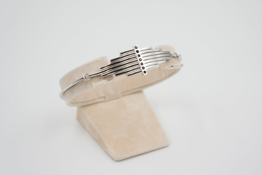 armband im Stil des Jugenstils in Silber auf der Halterung