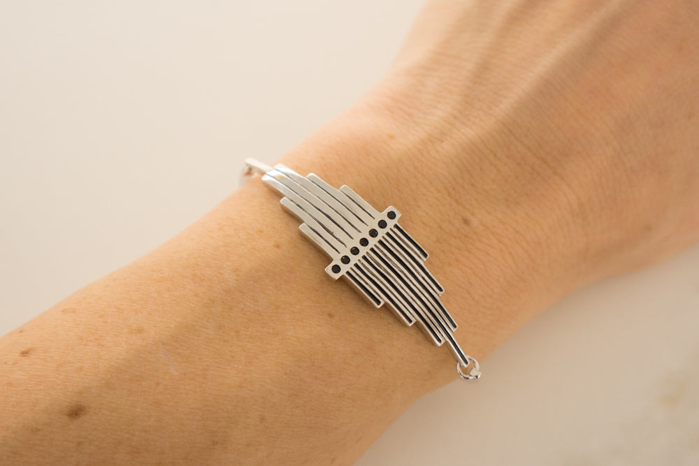 armband im Stil des Jugenstils in Silber am Handgellenk