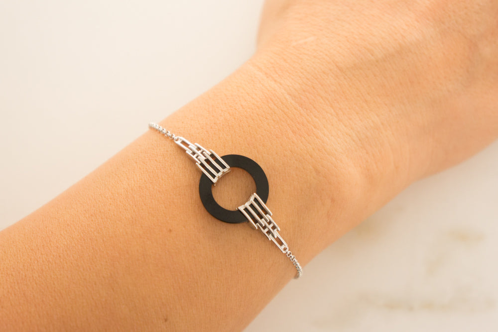 armband mit Onyx steing geometrisch  am amgelenk