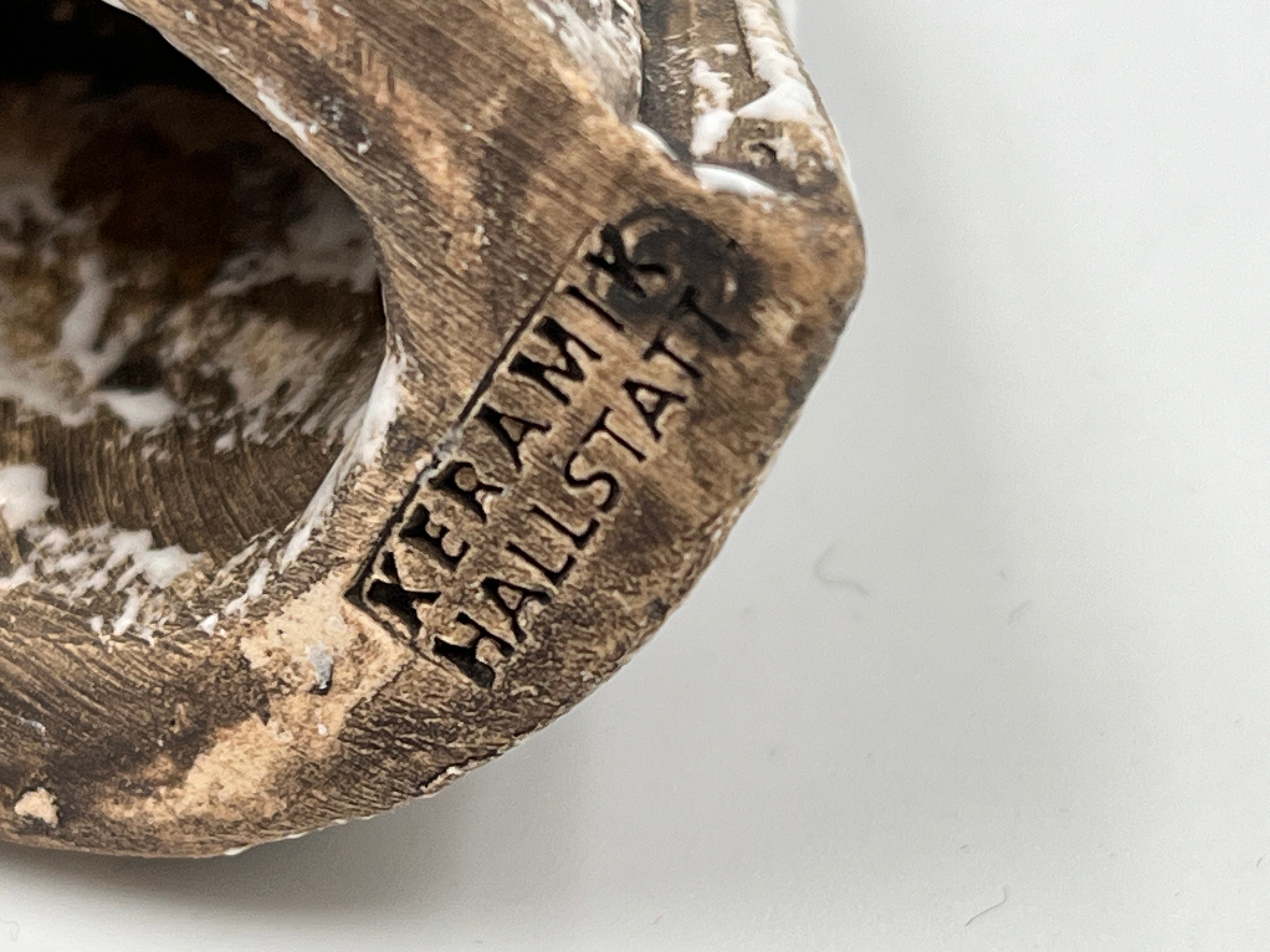 keine Madonna aus keramik, mit gold bemalt unterseite mit ligo hallstat keramik