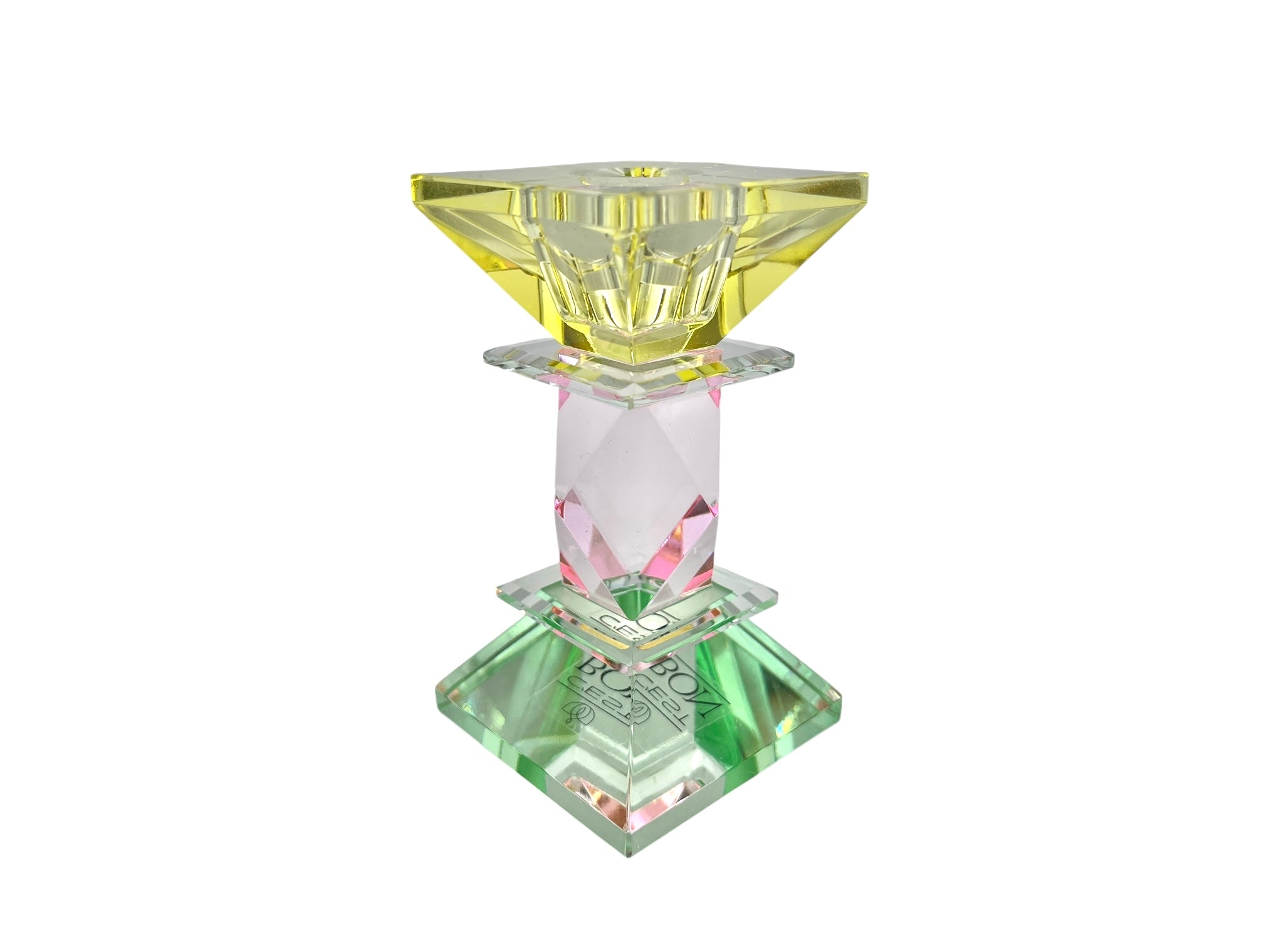 Der Kristall-Kerzenhalter besteht aus drei handgeschliffenen Glas-Elementen in Gelb, Klar, Pink und Mint.