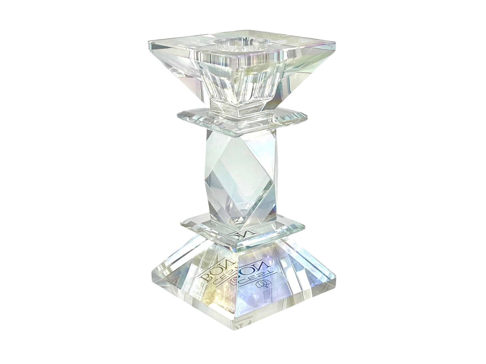 Klarer Kristall-Kerzenhalter mit vielen Schlifffacetten. Schimmert in Regenbogenfarben. Ancisht seitlich