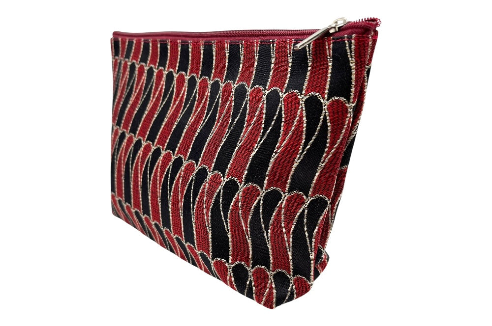 Kosmetiktasche im Jugendstildesign „Cordito“ von Josef Hoffmann. Der Stoff in Rot und Schwarz von Backhausen zeigt ein elegantes Muster. Handgefertigt und edel. Ansicht von der sseite