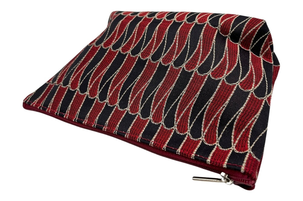 Kosmetiktasche im Jugendstildesign „Cordito“ von Josef Hoffmann. Der Stoff in Rot und Schwarz von Backhausen zeigt ein elegantes Muster. Handgefertigt und edel. von oben