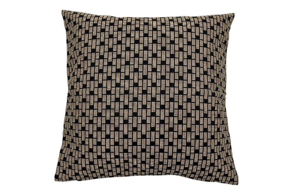 Kissenhülle mit einem geometrischen Design, Versetzt angeordnete Bausteine und fließende Linien, in schwarz beige. ganzes Kissen