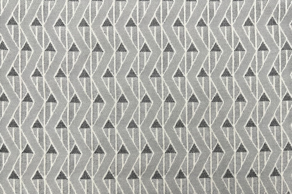 Kissen „Lebenswege“  zeigt das Zickzack Design von Josef Hoffmann  mit kontrastreichen Grautönen und einer Schurwolle-Rückseite. Detailansicht Design