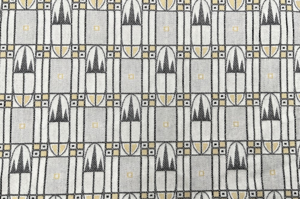 Zierkissen mit dem Bakhausen-Motiv „Zackenkrone“ in Beige, Schwarz und Grau. Das elegante Design wird durch einen unifarbenen Rückseitenstoff aus weicher Schurwolle ergänzt. Design Detailansicht