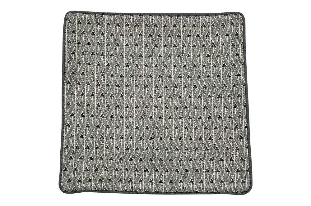 Kissen „Lebenswege“  zeigt das Zickzack Design von Josef Hoffmann  mit kontrastreichen Grautönen und einer Schurwolle-Rückseite. 40x40 cm