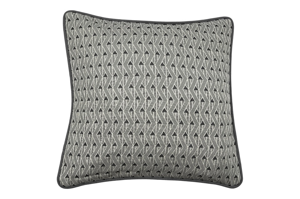 Kissen „Lebenswege“  zeigt das Zickzack Design von Josef Hoffmann  mit kontrastreichen Grautönen und einer Schurwolle-Rückseite. Mit Kissenfüllung