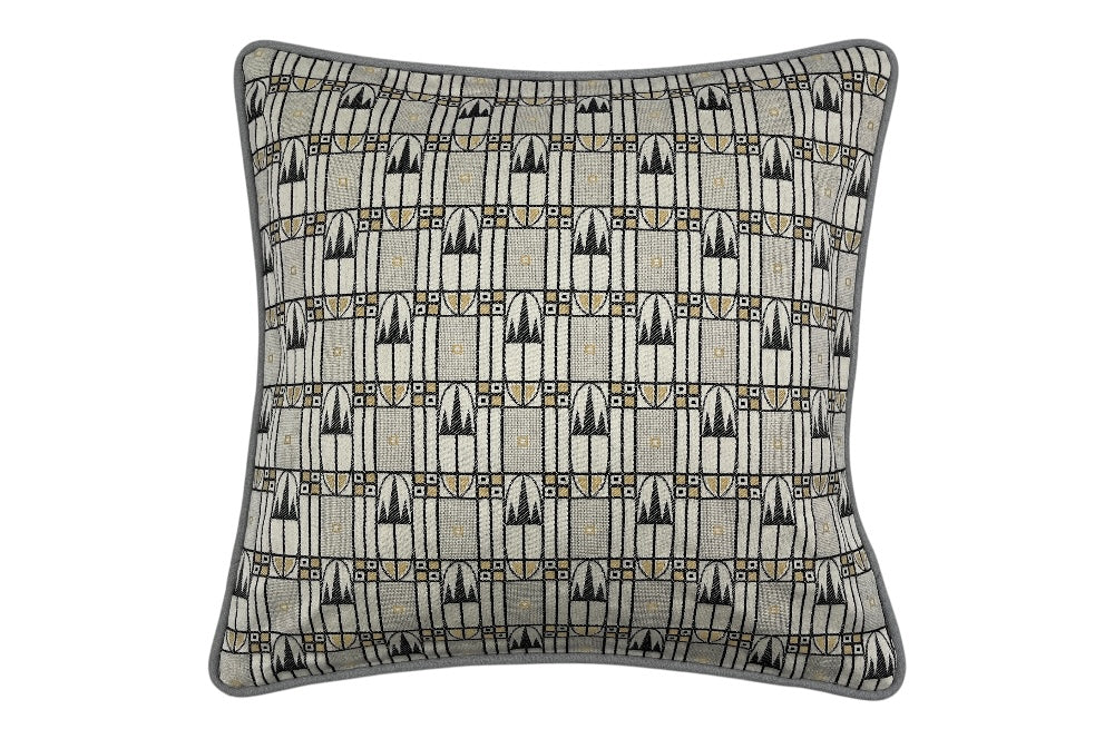 Zierkissen mit dem Bakhausen-Motiv „Zackenkrone“ in Beige, Schwarz und Grau. Das elegante Design wird durch einen unifarbenen Rückseitenstoff aus weicher Schurwolle ergänzt. Mit füllung