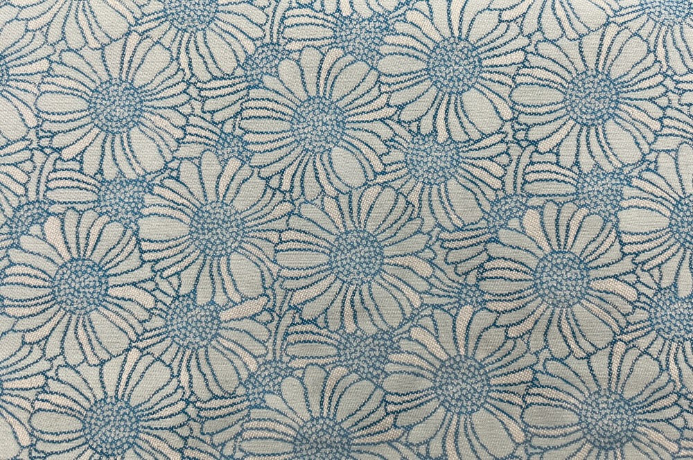 Kissenhülle mit Blumen , geometrische Anordnung der Blauen blumen. Ansicht Detail