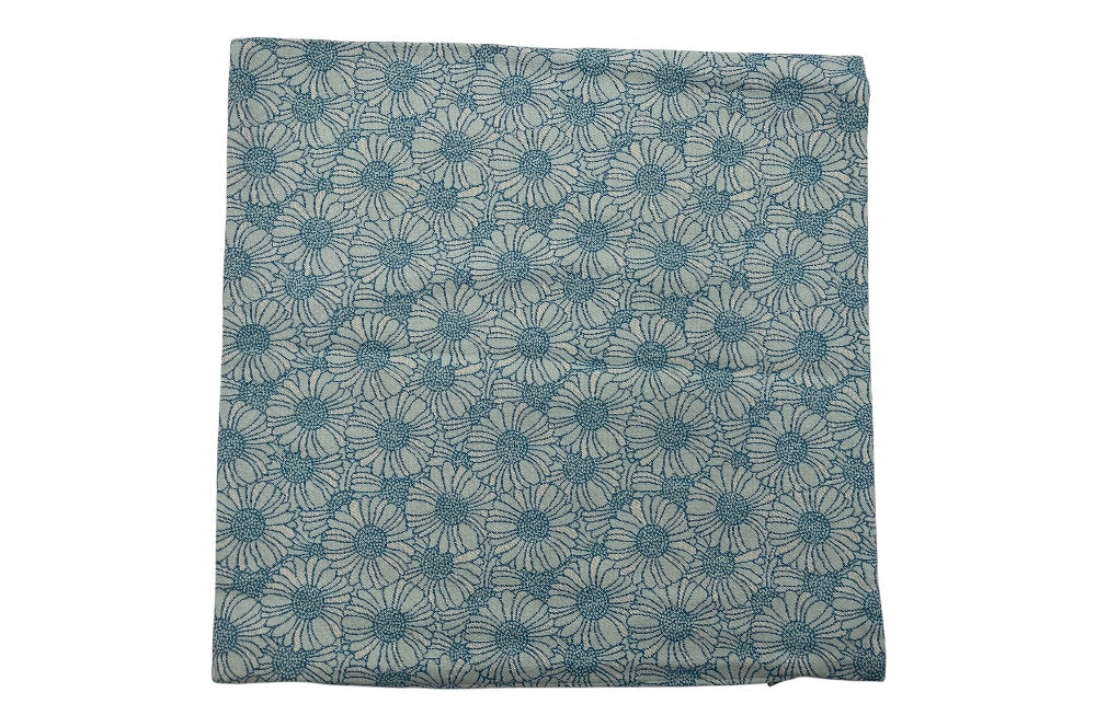 Kissenhülle mit Blumen , geometrische Anordnung der Blauen blumen. Ansicht ohne Füllung