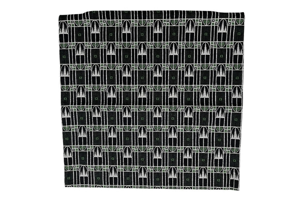 Kissenhülle mit schwarzem Backhausen-Stoff „Zackenkrone“, weissen und grünen geometrisches Zackenmuster, hochwertig verarbeitet. Hülle 40x40 cm