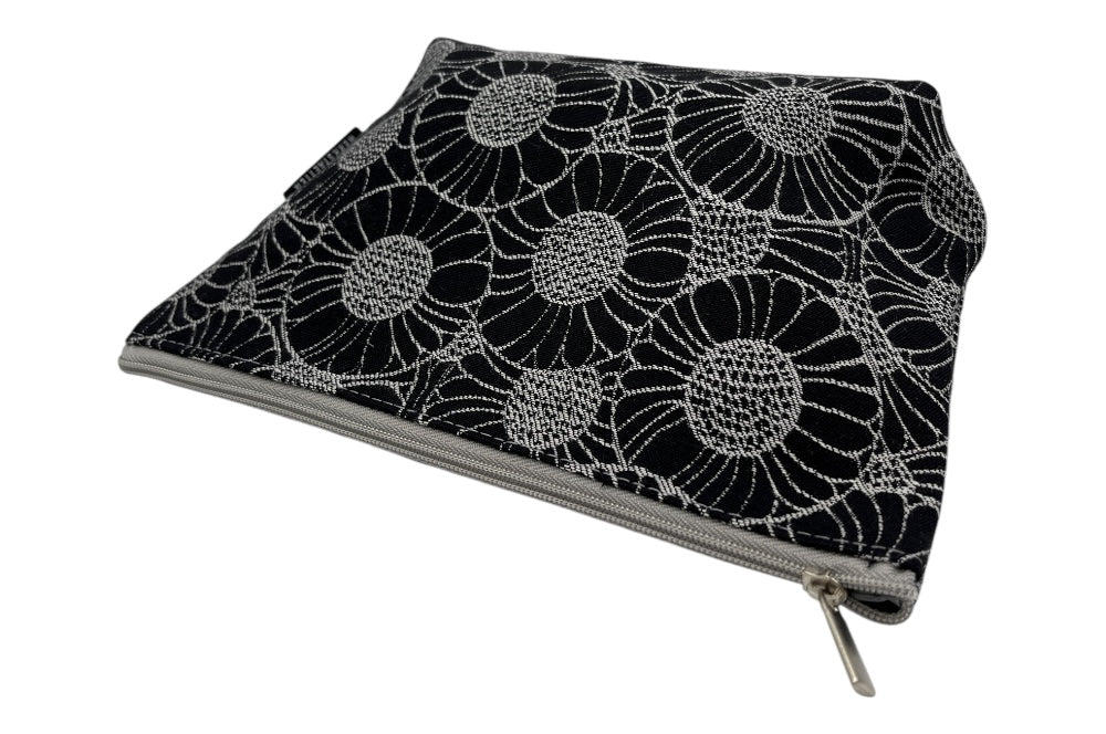 kleine Kosmetiktasche, aus Stoff Orakelblume von Backhausen in Schwarz Weiss, Ansicht liegend