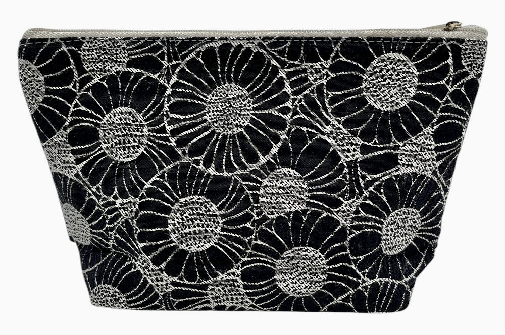 kleine Kosmetiktasche, aus Stoff Orakelblume von Backhausen in Schwarz Weiss, Ansicht zusammengefaltet
