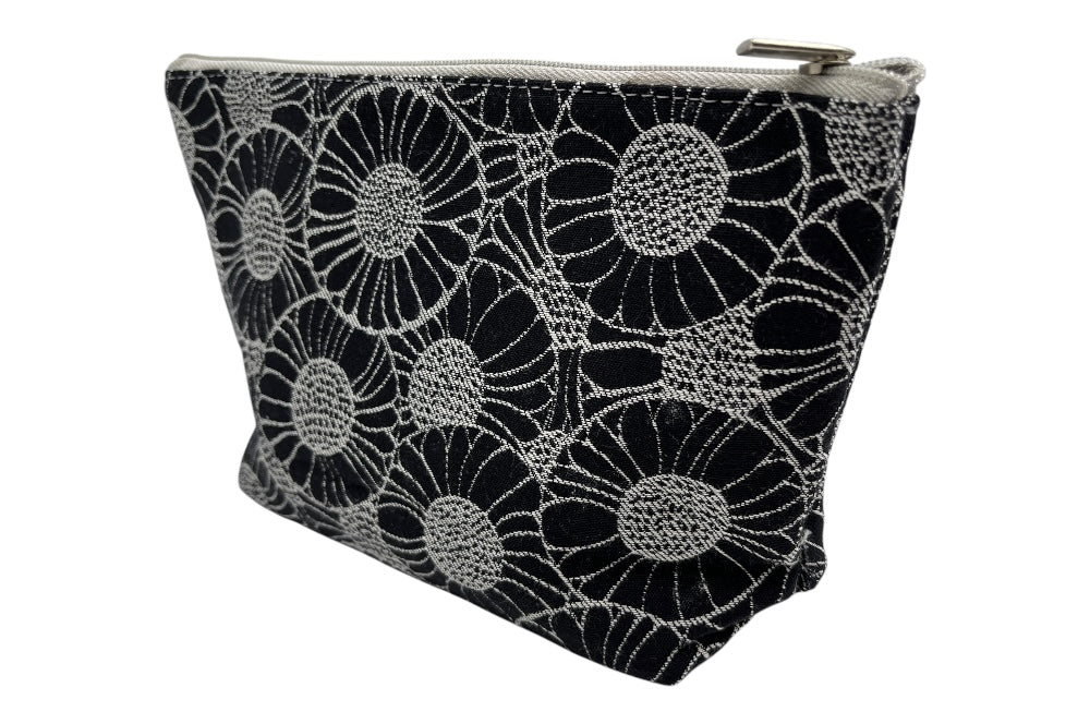 kleine Kosmetiktasche, aus Stoff Orakelblume von Backhausen in Schwarz Weiss, Ansicht von der Seite