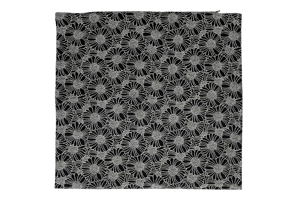 hochwertige Kissenhülle in Schwarz mit stilisiertem weißen Orakelblumen.