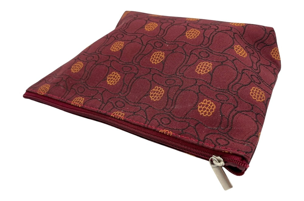 Kosmetiktasche im Design „Sommerwind“ von Josef Hoffmann. Der Stoff in Rotmit goldenen Blüten und schwarzen linien - ansicht von oben