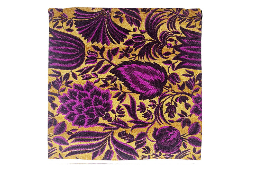 Kissenhülle Viola mit Granatäpfel, Ananas und Lotusblüten, Violett, Schwarz auf Gold, Ansicht Hülle