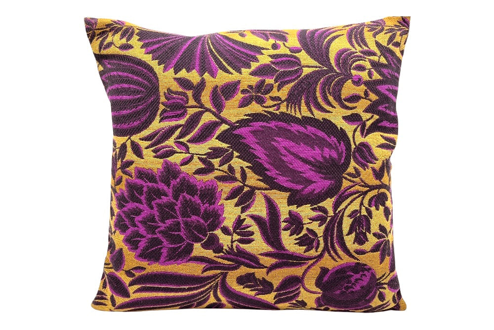 Kissenhülle Viola mit Granatäpfel, Ananas und Lotusblüten, Violett, Schwarz auf Gold, Ansicht mit Fülle