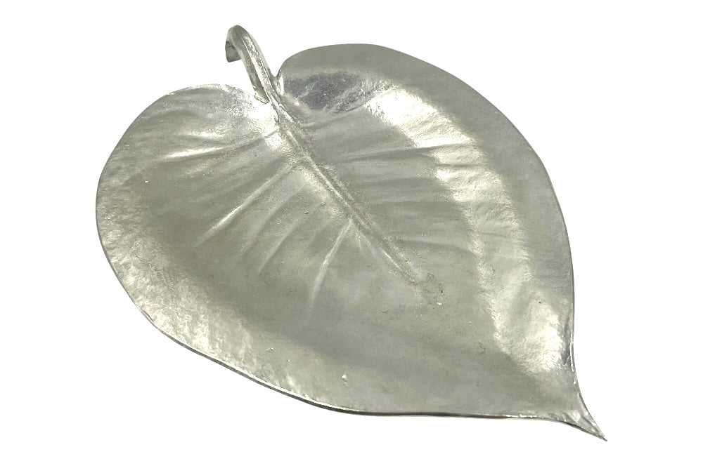 Handgefertigte Schale aus Zinn in Form eines Blattes. Die Schale zeigt filigrane Details und eine natürliche Blattstruktur, Ansicht seitlich oben