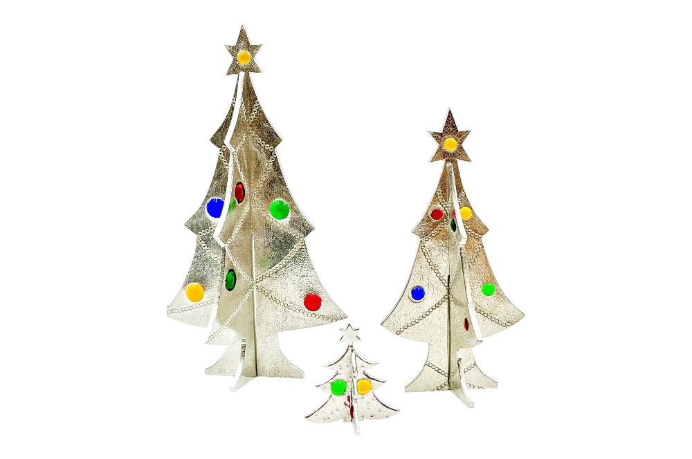 Zusammensteckbarer Weihnachtsbaum aus Zinn, mit farbigen Glassteinen, die 3 verschiedenen Größen nebeneinander aufgestellt