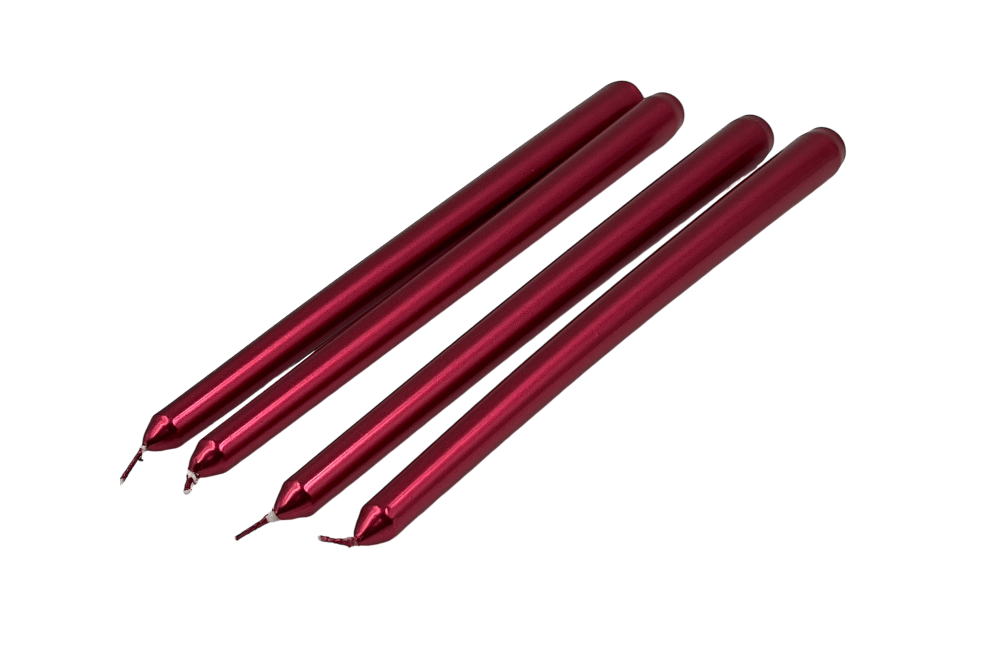 4er Set Dinnerkerzen in Rot glänzend, nebeneinander liegend, schräge ansicht