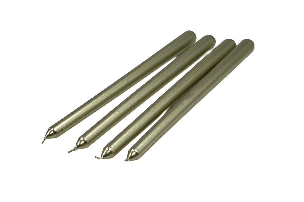 4er Set Dinnerkerzen in gold glänzend, nebeneinander liegend, schräge ansicht