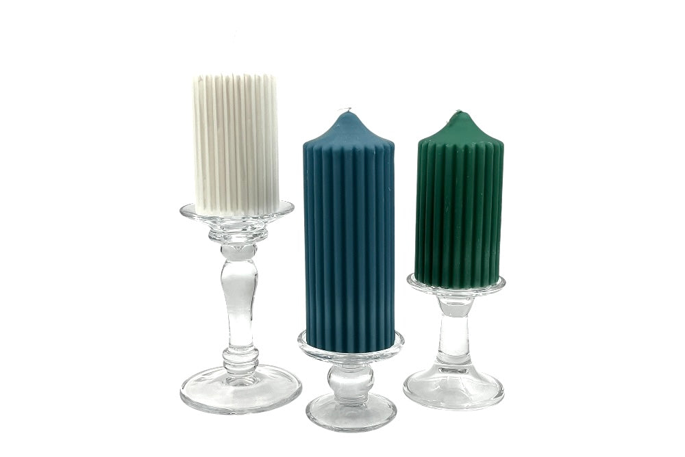 Eleganter Kerzenhalter aus klarem Glas mit geschwungener, schlanker Form. Die breite runde Basis sorgt für Stabilität, während die obere Vertiefung sowohl für Stumpen- als auch für Stabkerzen geeignet ist. Anischt alle 3 Größen mit Kerzen