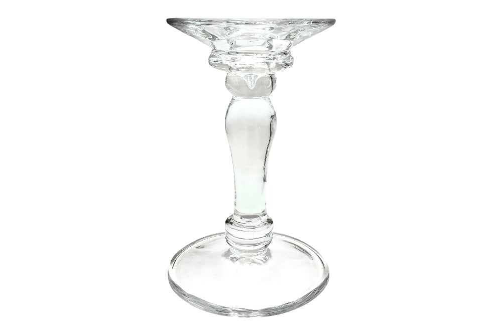 Eleganter Kerzenhalter aus klarem Glas mit geschwungener, schlanker Form. Die breite runde Basis sorgt für Stabilität, während die obere Vertiefung sowohl für Stumpen- als auch für Stabkerzen geeignet ist. Anischt seitlich