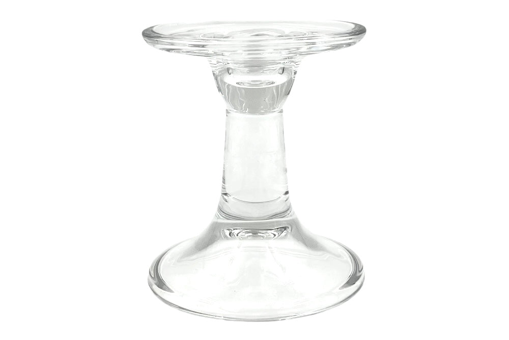 Eleganter Kerzenhalter aus klarem Glas mit geschwungener, schlanker Form. Die breite runde Basis sorgt für Stabilität, während die obere Vertiefung sowohl für Stumpen- als auch für Stabkerzen geeignet ist. Anischt von der seite