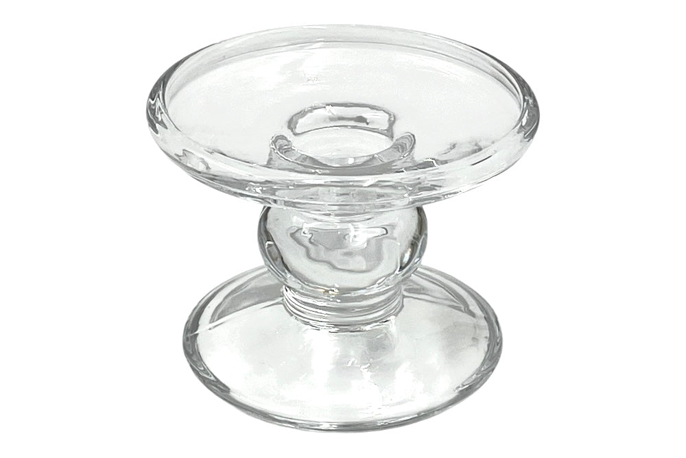 Eleganter Kerzenhalter aus klarem Glas mit geschwungener, schlanker Form. Die breite runde Basis sorgt für Stabilität, während die obere Vertiefung sowohl für Stumpen- als auch für Stabkerzen geeignet ist. Anischt seitlich