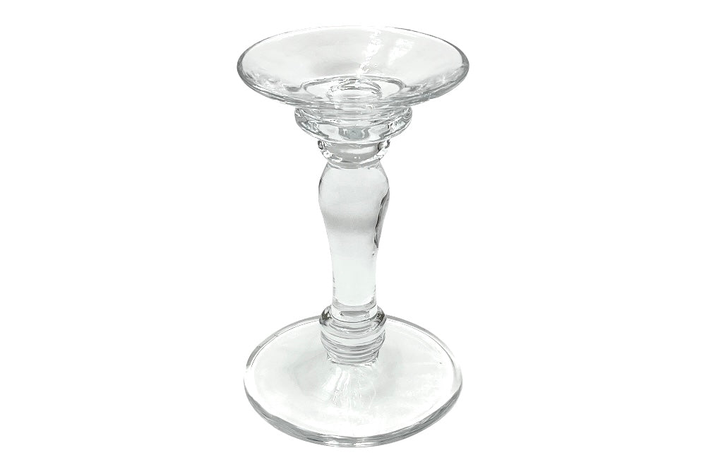 Eleganter Kerzenhalter aus klarem Glas mit geschwungener, schlanker Form. Die breite runde Basis sorgt für Stabilität, während die obere Vertiefung sowohl für Stumpen- als auch für Stabkerzen geeignet ist. Anischt von der Seite