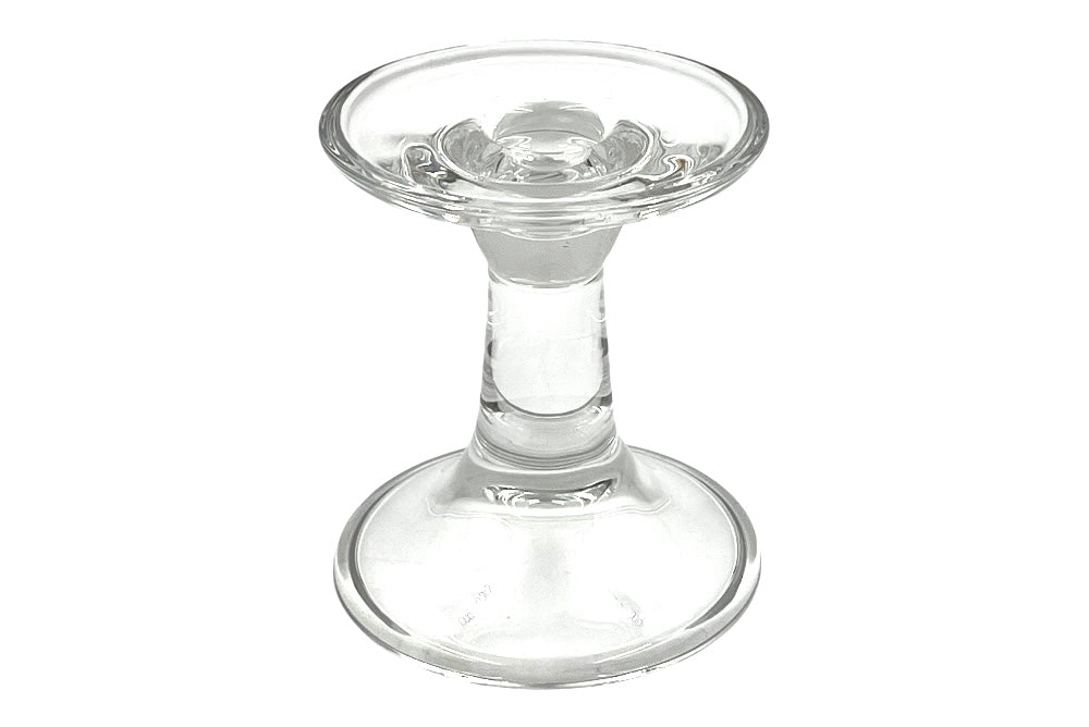 Eleganter Kerzenhalter aus klarem Glas mit geschwungener, schlanker Form. Die breite runde Basis sorgt für Stabilität, während die obere Vertiefung sowohl für Stumpen- als auch für Stabkerzen geeignet ist. Anischt seitlich