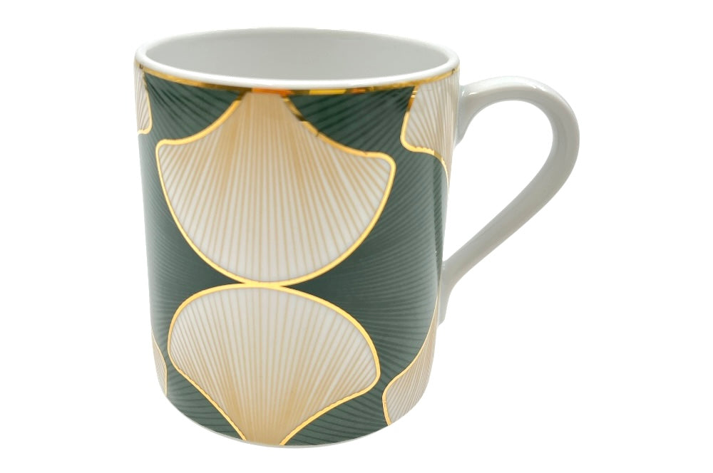 Die „Ginkgo“-Tasse besticht durch ihr elegantes Design mit grünen und goldenen Akzenten, Ansicht setilich