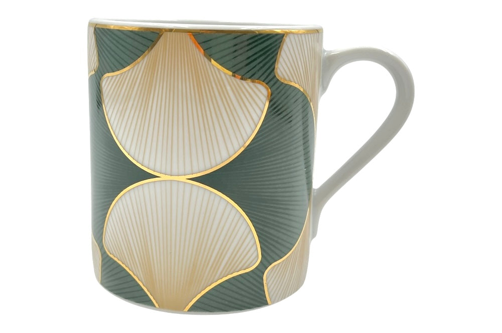 Die „Ginkgo“-Tasse besticht durch ihr elegantes Design mit grünen und goldenen Akzenten, Ansicht  seitlich