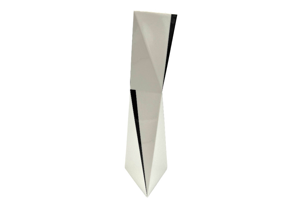 schlanke kubismusvase,  in schwarz weiss von der seite