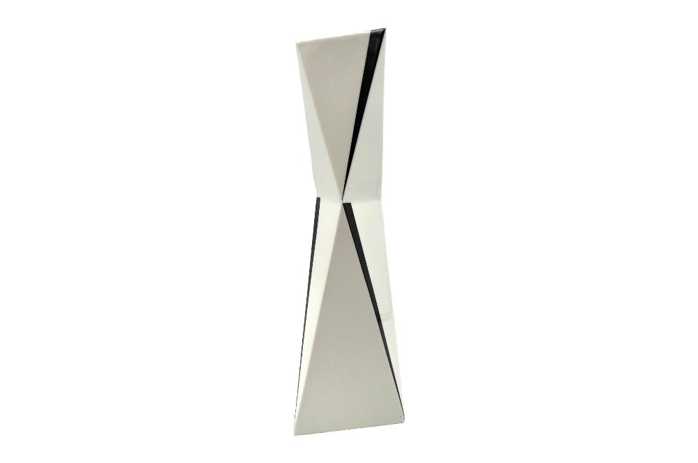 schlanke kubismusvase,  in schwarz weiss