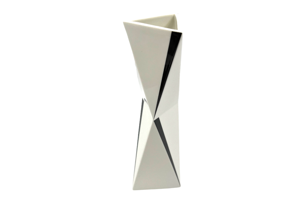 schlanke kubismusvase,  in schwarz weiss von der seite