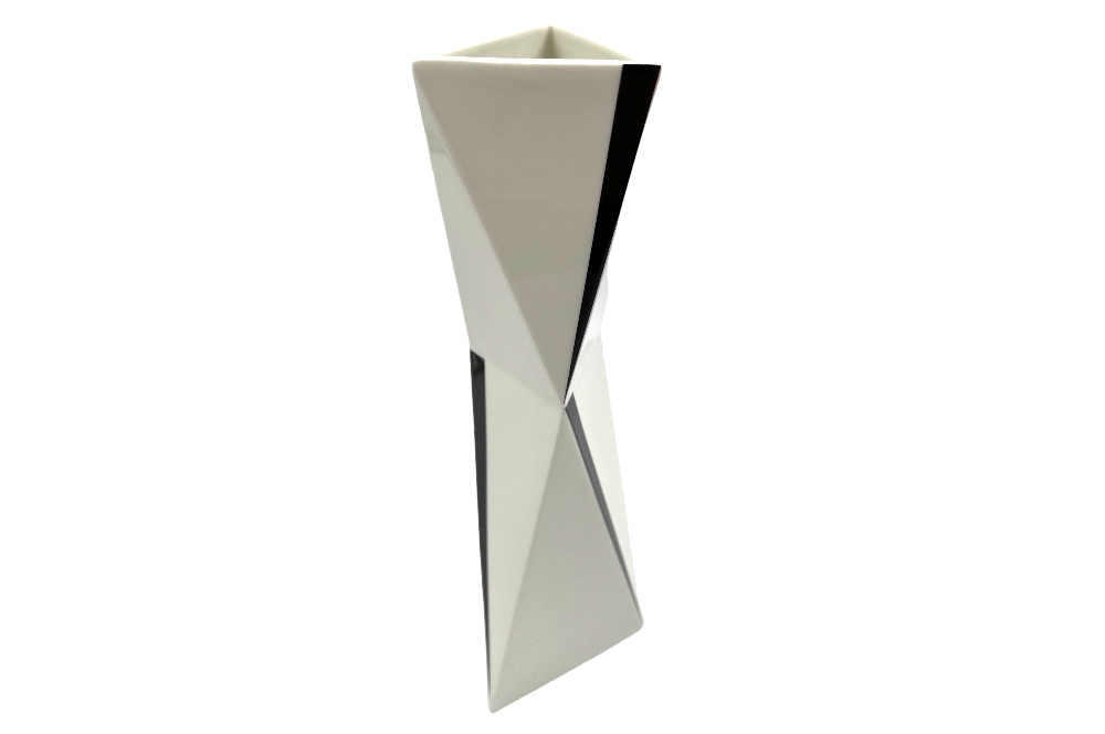 schlanke kubismusvase,  in schwarz weiss