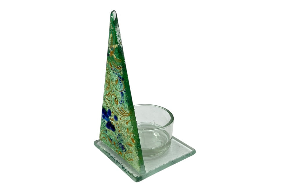 Teelichthalter in Form eines stilisierten Weihnachtsbaumes,  in Medium aus Glas in der Farbe Grün mitgoldener Bemalung, , Ansicht von der Seite