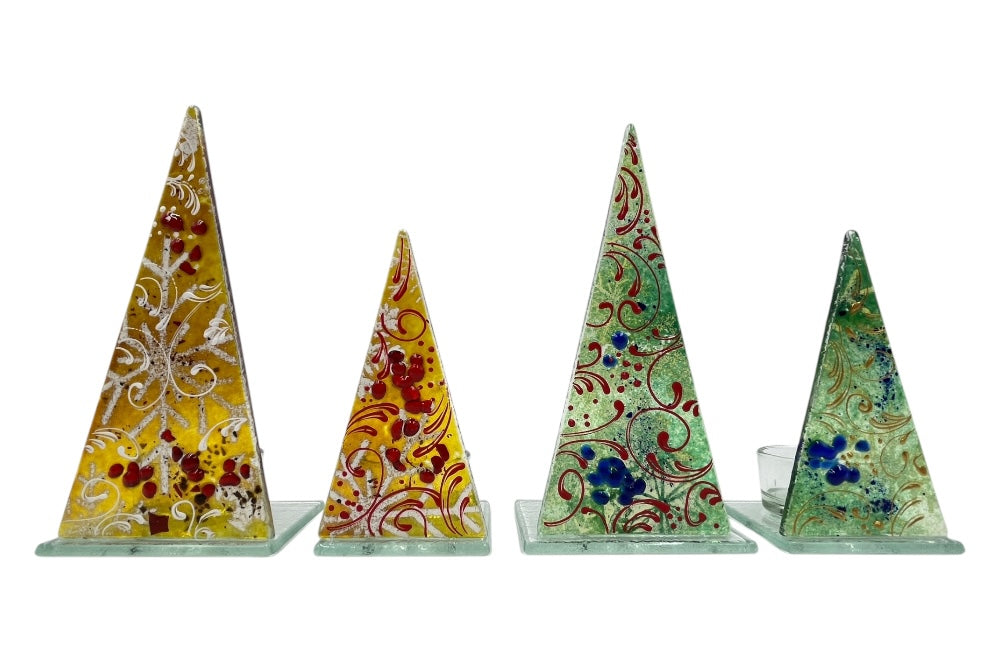 Teelichthalter aus glas, 4 Varianten, 2 in topas und 2 in Grün, in L und in M. Alle vier nebeneinander aufgereiht, handbemalen mit meißer, roter, oder goldener Farbe