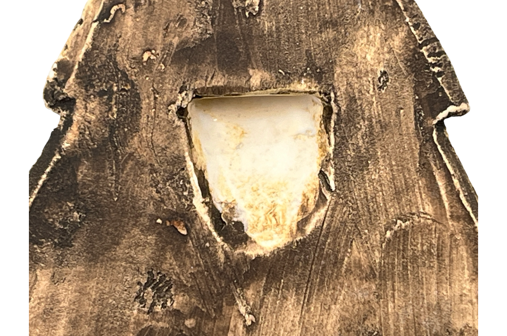 keramik in form eines Christbaums, mit deszenter schwarz-goldener Bemahlung, Anicht von hinten, deteilansicht einbuchtung zum Aufhängen