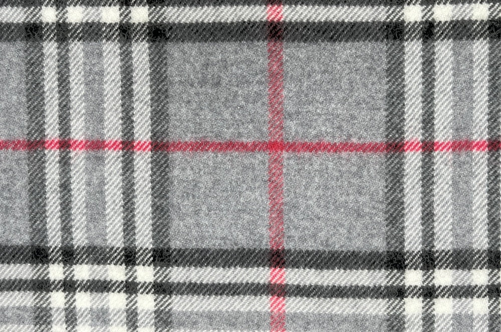 Herrenschal aus 100% Schurwolle mit klassischem Karodesign in grau, Weiß, Beige, Schwarz und rot,  detailansicht karomuster