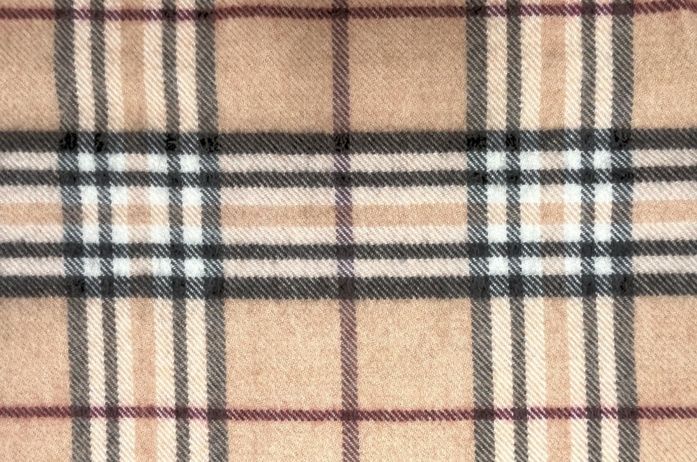 Herrenschal aus 100% Schurwolle mit klassischem Karodesign in Beige mit schwarzen und weißen Akzenten., detailansicht muster