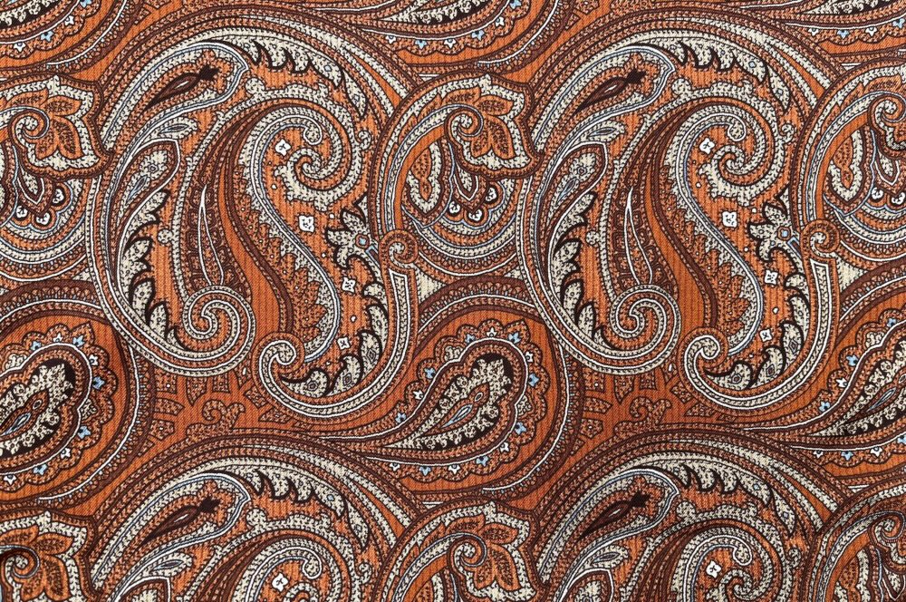 Doppelseitiger Herrenschal aus Seide mit Paisley-Muster in Braun- und Orangetönen und schlichter Wolle in Dunkelbraun – stilvoll, warm und elegant., detailansicht muster
