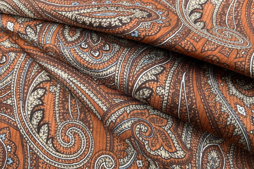 Doppelseitiger Herrenschal aus Seide mit Paisley-Muster in Braun- und Orangetönen und schlichter Wolle in Dunkelbraun – stilvoll, warm und elegant., in falten felegt
