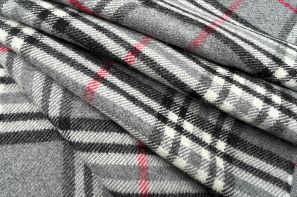 Herrenschal aus 100% Schurwolle mit klassischem Karodesign in grau, Weiß, Beige, Schwarz und rot, in falten gelegt