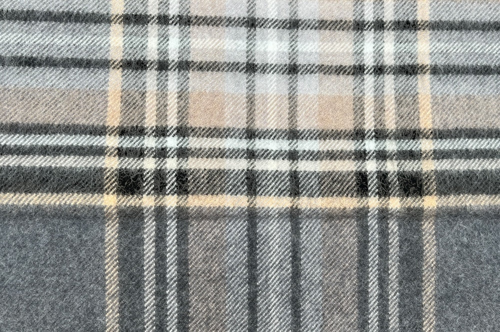 Herrenschal aus 100% Schurwolle mit klassischem Karodesign in Anthrazit, Grau, Weiß, Beige  und Schwarz, detailansicht karomuster
